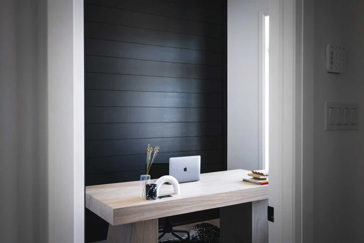 Modern-black-and-white-home-office