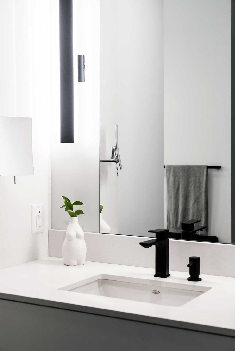 A white modern bathroom in Collingwood Ontario.