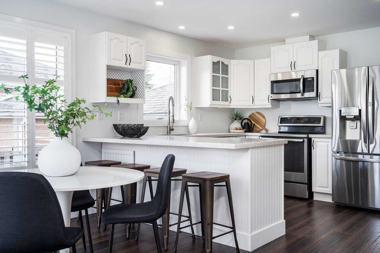 A white kitchen that has been staged in Wasaga Beach for real estate.