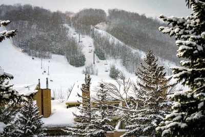 A winter snowfall on the ski slopes of Blue Mountain.